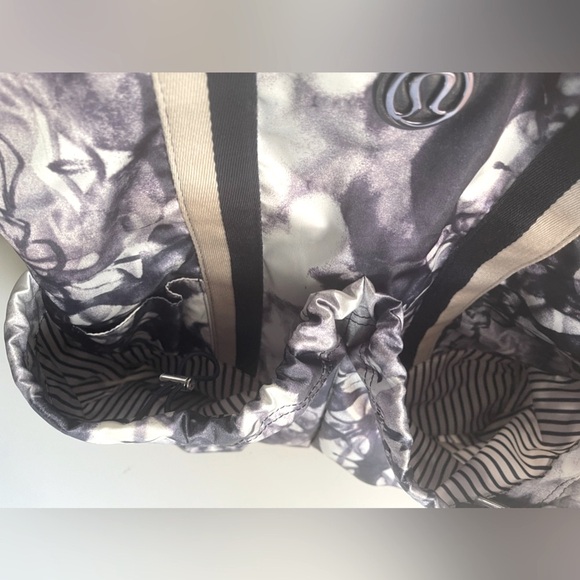 ⭐️Host Pick⭐️ Lululemon Flow and Go Tote - Picture 9 of 11